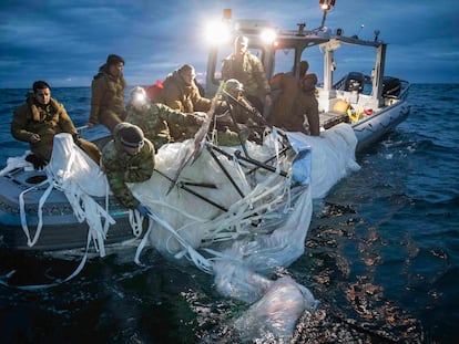 Marineros de la Armada estadounidense recuperan restos del globo chino en el Atlántico, frente a la costa de Myrtle Beach, en Carolina del Sur.