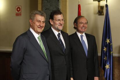 El jefe del Gobierno, Mariano Rajoy, en el centro, posa con los presidentes del Congreso, Jesus Posada, y del Senado, Pío García-Escudero, a su llegada a la Cámara Alta, que acoge hoy por primera vez en la historia el acto central del Día de la Constitución.