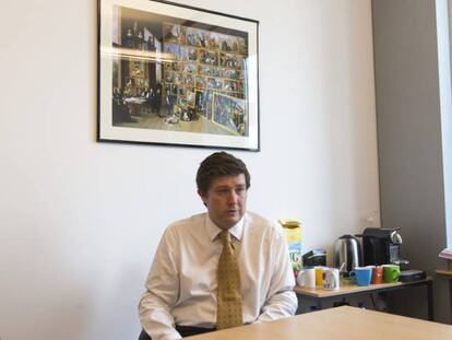 Andrew Lewer en su despacho en el Parlamento Europeo de Bruselas.