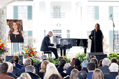 La cantante Alanis Morissette ha interpretado junto al piano su canción 'Rest'.