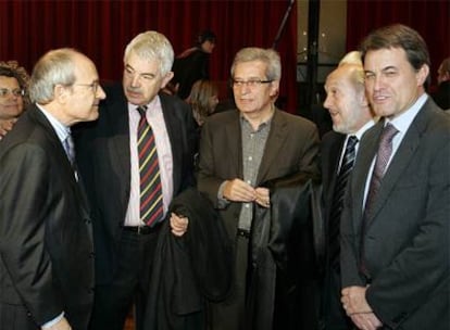 Pascual Maragall, en la presentación de sus memorias, con el presidente de la Generalitat, José Montilla, Joan Saura, Ricardo Rodrigo y Artur Mas