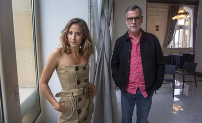 La actriz Irene Escolar y el director de la serie 'Dime quién soy', Eduard Cortés, posan druante una entrevista para EL PAÍS, el 21 de septiembre.