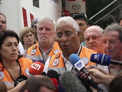O primeiro-ministro português, António Costa, fala com a imprensa na zona afetada.