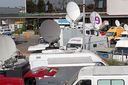 El dispositivo de seguimiento de la jornada electoral se emplaza en el Hotel Puerta del Camino, en Santiago de Compostela, cuyos alrededores han sido tomados por los camiones con las antenas para las conexiones por satélite. Más de 300 periodistas se han acreditado y un total de 25.122 personas participan en el dispositivo desplegado con motivo de las elecciones al Parlamento de Galicia.