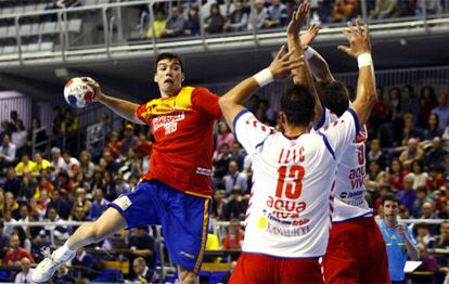 Mikel Aguirrezabalaga, ante la defensa serbia.