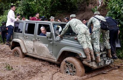 El presidente mexicano, Andrés Manuel López Obrador, mira por la ventana mientras el vehículo que lo transportaba queda atrapado en el barro, cerca de Acapulco, tras el paso del huracán 'Otis', el 25 de octubre.