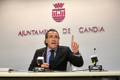 Arturo Torró, exalcalde y portavoz del PP en el Ayuntamiento de Gandia, durante la rueda de prensa en la que explicó las razones por las que dimitió en 2016.
