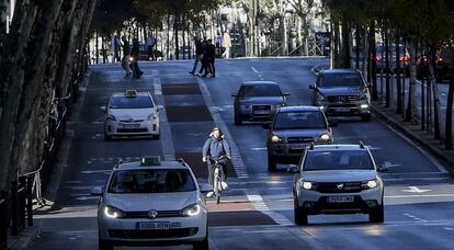 Un ciclista circula por el carril bici de los bulevares de Carranza y Alberto Aguilera.