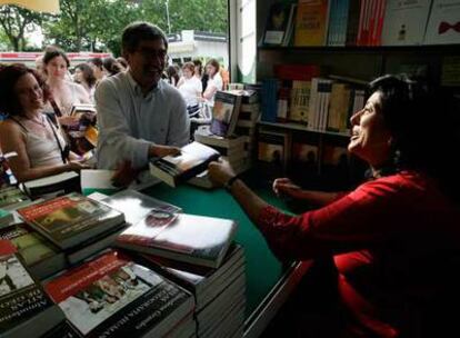 La escritora Almudena Grandes, en la firma de libros el pasado viernes en la Feria del Libro.
