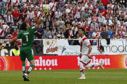 El delantero del Rayo Vallecano Javi Guerra ante el portero del Levante, Diego Mariño.