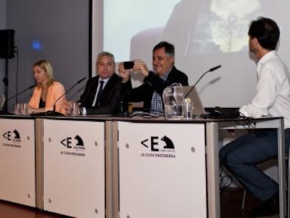 Gervasio S&aacute;nchez toma una foto al p&uacute;blico durante la presentaci&oacute;n de Fotogenio.