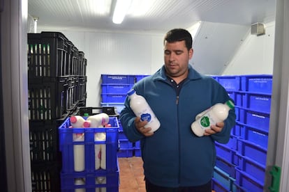 José Francisco García, en su explotación de Antequera (Málaga), en una foto de la Junta de Andalucía.