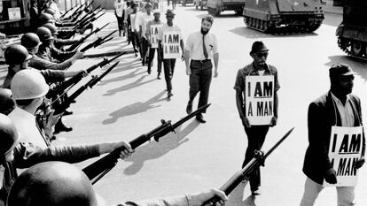 Activistas de los derechos civiles son bloqueados por la Guardia Nacional mientras intentan organizar una protesta en Memphis en 1968.