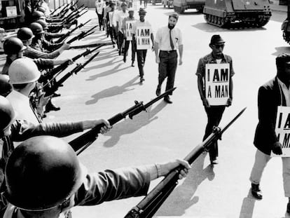 Activistas de los derechos civiles son bloqueados por la Guardia Nacional mientras intentan organizar una protesta en Memphis en 1968.