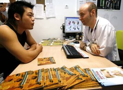 Un paciente chino, Felipe, y su enfermero, José Manuel, en el centro de salud Las Américas.