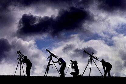 Pese a que ya se sabe casi todo desde el punto de vista científico, estos fenómenos siguen manteniendo una atracción especial para los astrónomos. En esta ocasión muchas expediciones de todo el mundo han llegado a España para cazar el eclipse anular, si el tiempo no lo impide.