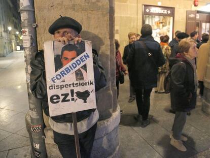 Un manifestante contra la dispersión de los presos de ETA.