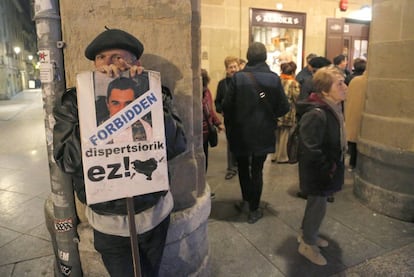 Un manifestante contra la dispersión de los presos de ETA.