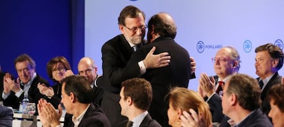 Mariano Rajoy se abraza a Juan Vicente Herrera.