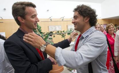 Óscar Tena saluda a Francesc Colomer en el congreso del PSPV de Castellón.