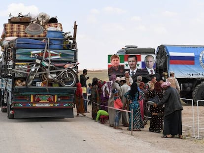 Un grupo de desplazados sirios, en un 'checkpoint' de militares rusos, en la provincia de Idlib.