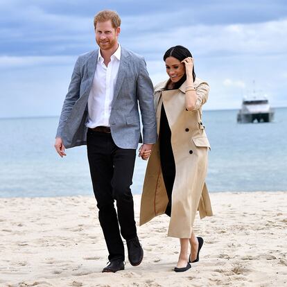 De nuevo, Meghan se bajó de sus tacones para dar un paseo por la playa en esa misma gira neozelandesa.