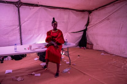 Una modelo descansa tras desfilar en la Semana de la Moda de Dakar. 