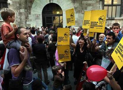 Protesta de profesores y padres de alumnos contra la política educativa de la Comunidad Valenciana.