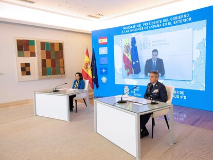 Defense Minister Margarita Robles (l) and Chief of the Defense Staff Miguel Ángel Villarroya in Madrid.