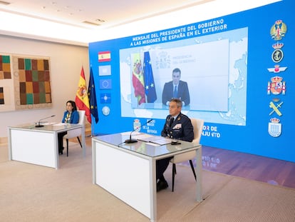 En primer término, el jefe del Estado Mayor de la Defensa, Miguel Ángel Villarroya, junto a la ministra de Defensa, Margarita Robles, en una videoconferencia del presidente del Gobierno a las tropas españolas en el exterior en Nochebuena.