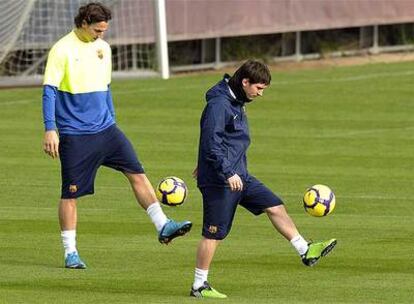 Ibrahimovic y Messi dan toques al balón durante el entrenamiento de esta mañana.