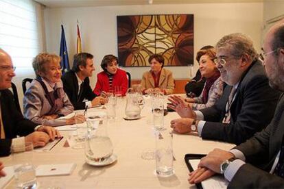 María Teresa Fernández de la Vega (segunda desde la izquierda) con los operadores de televisión, en octubre.