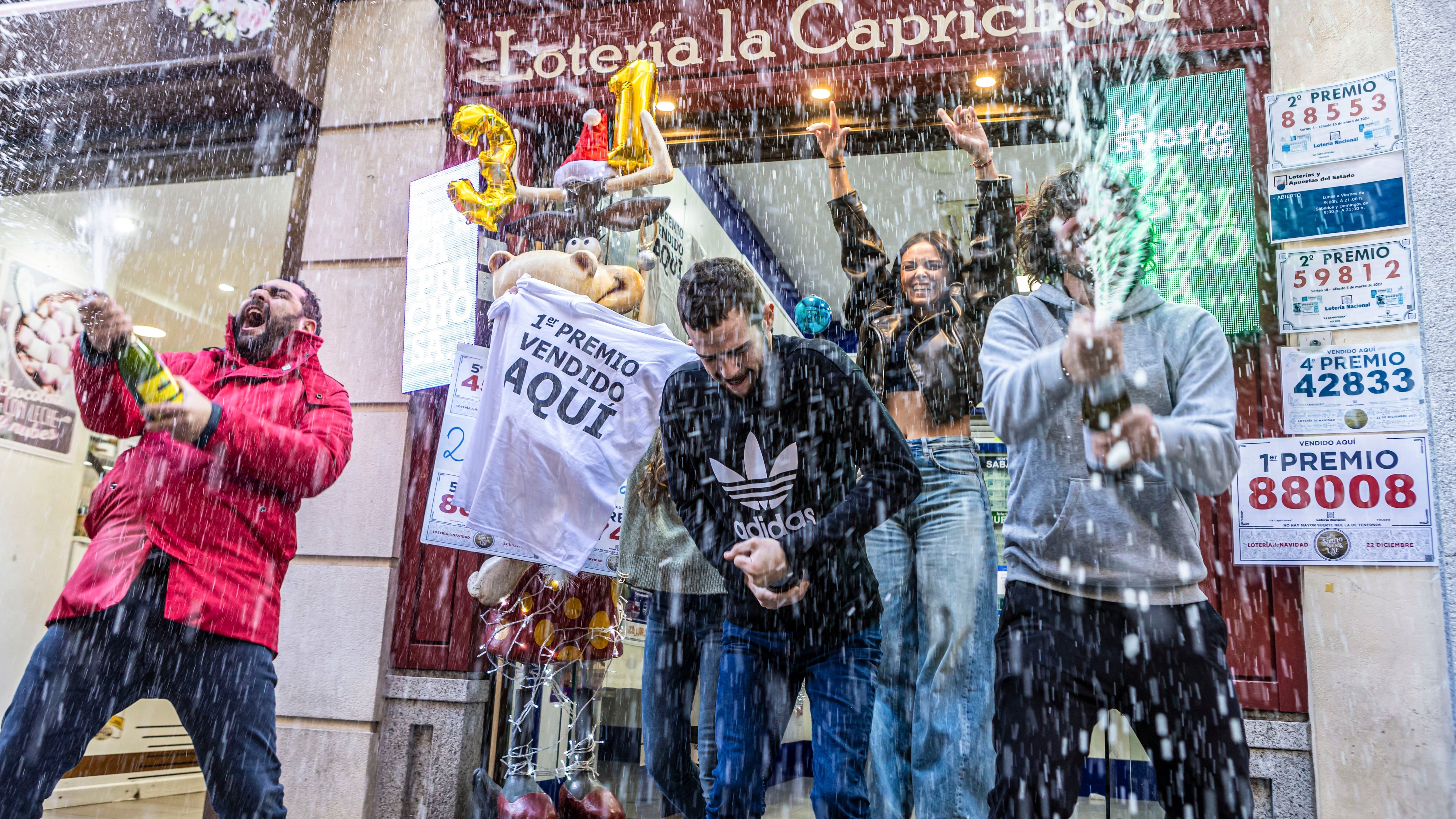 La administración de loterías número 12 de Toledo, La Caprichosa, que regentan los hermanos Rodrigo y Carlos Gómez Esteban, vendía parte del primer y del tercer premio del sorteo extraordinario del Niño 2024.. EFE/Ángeles Visdómine