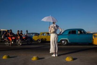 Una mujer vestida para la ceremonia santera de Año Nuevo, en el Malecón de La Habana.