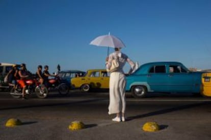 Una mujer vestida para la ceremonia santera de Año Nuevo, en el Malecón de La Habana.