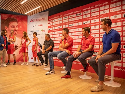 Pau Gasol, tercero desde la derecha, en el acto de presentación de la nueva edición de la Pau Gasol Academy.