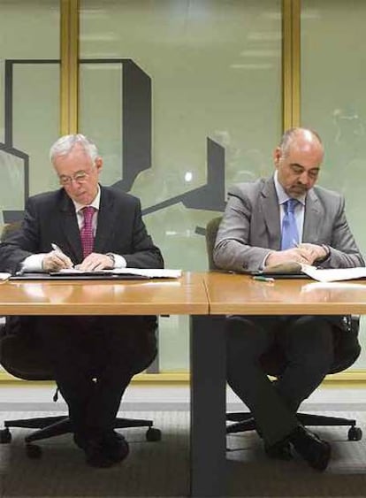Azkarraga (izquierda) y Pastor firman el acuerdo en la sede del Ejecutivo.