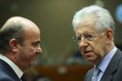 El ministro español de Economía, Luis de Guindos (izq), conversa con el primer ministro italiano, Mario Monti (dcha), hoy antes del inicio del Consejo de ministros europeos de Economía y Finanzas (Ecofin) en Bruselas (Bélgica).