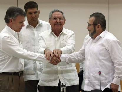 O presidente de Cuba, Raúl Castro (no centro), aperta as mãos do presidente da Colômbia, Juan Manuel Santos (à esquerda), e o líder máximo das FARC, Rodrigo Londoño, 'Timochenko', em Havana na quarta-feira.