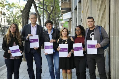 Desde la izquierda, Sanz, Illueca, Lima, Jiménez, Bosaho y Pons muestran su documento político y organizativo para Podemos en Valencia.