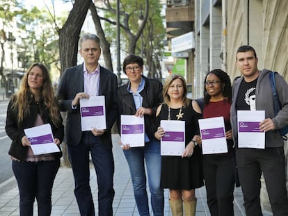 Desde la izquierda, Sanz, Illueca, Lima, Jiménez, Bosaho y Pons muestran su documento político y organizativo para Podemos en Valencia.