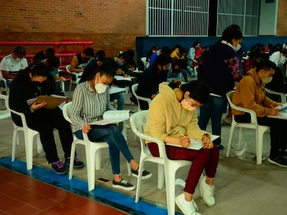 Aspirantes a alguna de las licenciaturas de la UNAM realizan el examen de admisión, en un colegio en Ciudad de México.