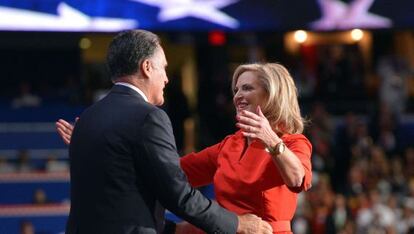 Mitt Romney saluda a su mujer una vez acabado su discurso en la Convención.