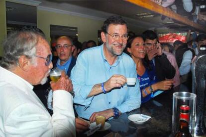 Rajoy toma un café en Santa Cruz de Tenerife.