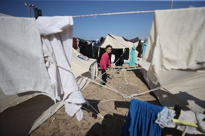 Una niña entre tienda de campañas de un campo de refugiados temporal, en Jan Yunis.
