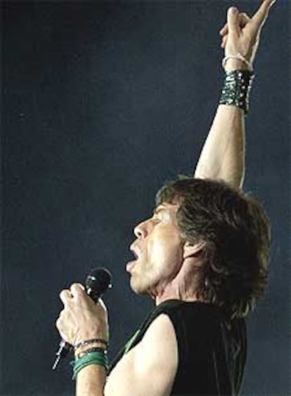 En esta bella fotografía Mick Jagger parece decirle al público que los Rolling siguen siendo los mejores, los únicos, sobre todo él, un hombre que cuida hasta la obsesión su vestuario en el escenario y su físico.