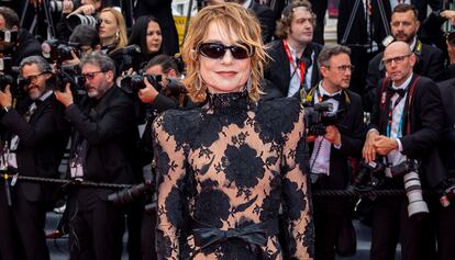 Isabelle Huppert, vestida de Balenciaga, a su llegada a la alfombra roja de Cannes.