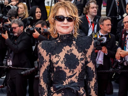 Isabelle Huppert, vestida de Balenciaga, a su llegada a la alfombra roja de Cannes.