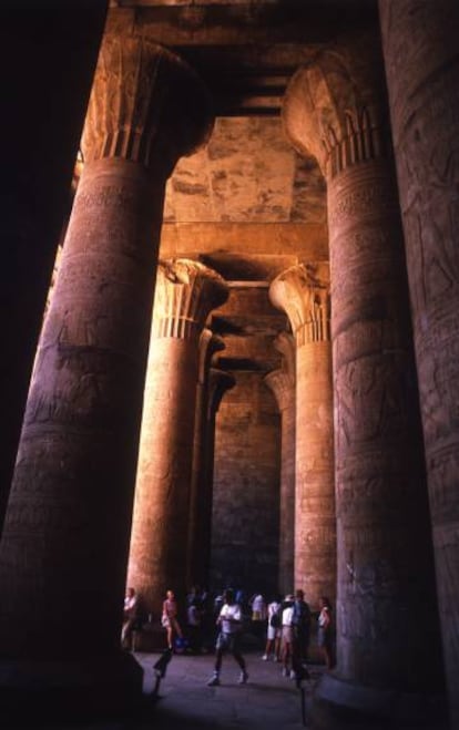 Columnas papiriformes de la sala hipóstila del templo de Esna, entre Luxor y Asuán, construida en la época de claudio, hacia el año 50.