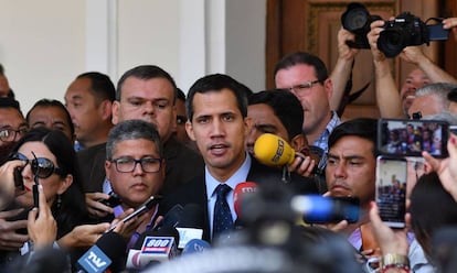 Juan Guaido habla con los periodistas este martes.